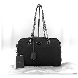 Prada Bolsa de ombro acolchoada em nylon com corrente Preto