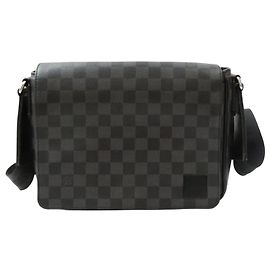 Louis Vuitton Borsa a tracolla District PM Damier Graphite Marrone
