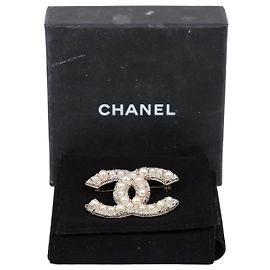 Chanel Logo Perlenbrosche Weiß Weiß
