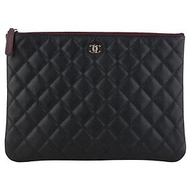 Chanel Pocket Clutch em Caviar com hardware dourado New Medium Preto