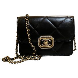 Chanel Clutch de aba 2021 em couro de bezerro acolchoado e strass com corrente Outro