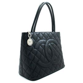 Bolsa de Ombro CHANEL em Couro de Bezerro Grão com Medalhão Prateado Preto