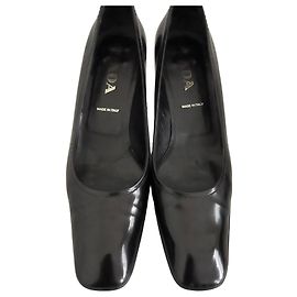 Chaussures à talons Prada en cuir noir Noir