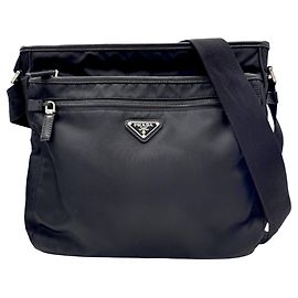 Prada Schultertasche Schwarz Nylon und Leder Schwarz