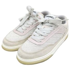 Chanel Gesteppte Sneaker aus Wildleder Braun