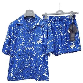 Prada Conjunto de Camisa e Shorts com Logótipo de Triângulo Azul e Flores para Mulher Azul