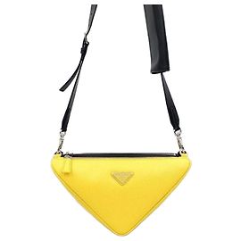 Prada Sac à épaule Triangle en cuir Saffiano Marron