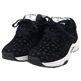 Chanel Wildledersneaker mit CC-Logo Braun