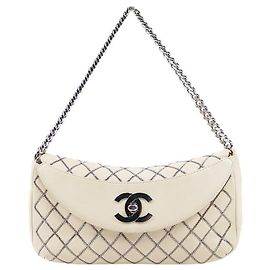 Chanel Bolsa de Ombro Bege com Aba e Costuras Marrom