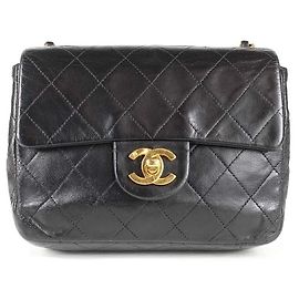 Chanel Mini Flap en cuir noir matelassé Noir