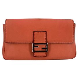 Fendi Bolsa Micro Baguette de couro laranja com alça de corrente transversal Laranja