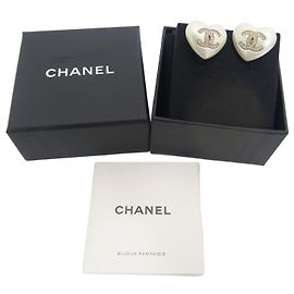 Brincos Chanel de pérolas em formato de coração Branco