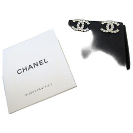 Chanel Boucles d'oreilles argentées Crystal CC Logo Argenté