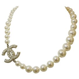 Chanel Último Colar de Pérolas e Ouro Logo CC Aniversário Branco