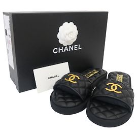 Chanel Mules acolchoadas com logótipo dourado Dourado