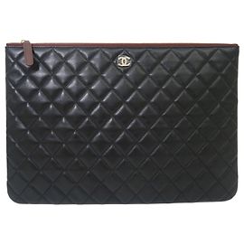 Chanel Clutch acolchoada preta clássica com logótipo CC dourado Large Series Preto