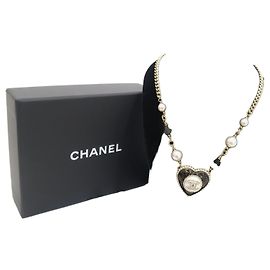 Chanel Collier Perle Noire Cœur Blanc