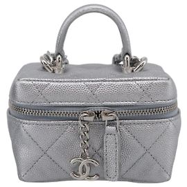 Chanel Classic Top Handle Vanity Case mit Kette aus gestepptem Lammleder Mini Silber