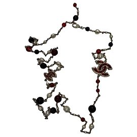 Collana lunga Chanel CC con perle Nero Bianco Rosso D'oro