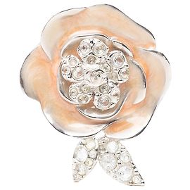 Spilla Chanel CC in ottone smaltato argento con strass e camelia Argento