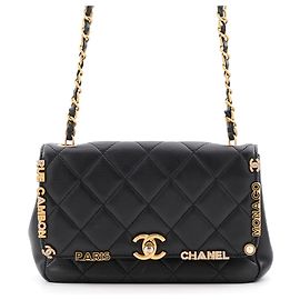 Bolsa Chanel preta com ferragens douradas Preto