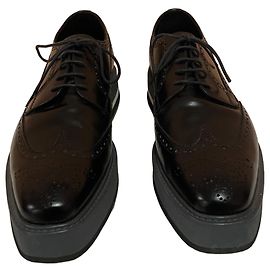 Prada Schnürschuhe aus schwarzem Leder Schwarz
