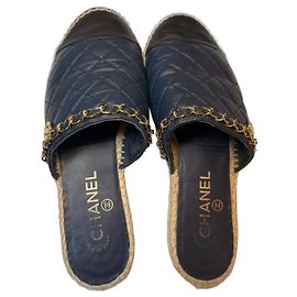 Mules espadrilles em couro acolchoado Chanel Preto Azul