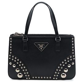Borsa Tote Prada Black Saffiano Lux con doppia zip e borchie Nero