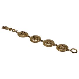 Bracelete Chanel em metal dourado com medalhão CC acolchoado Dourado Metálico