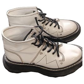 Botines Alexander McQueen de charol blanco Negro Blanco