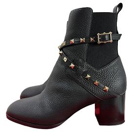 Valentino Garavani Botas Rockstud em pele preta Preto Gold hardware