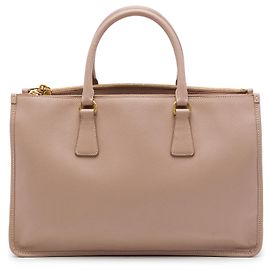 Prada Sac Tote Galleria Double Zip Frame Medium en Saffiano Marron Marron Chair