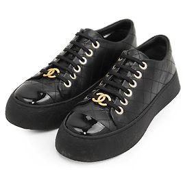Sapatilhas Chanel em pele e pele envernizada acolchoadas Preto