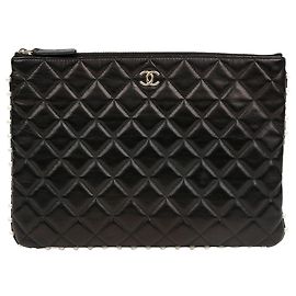 Chanel Gesteppte Clutch-Tasche aus Lammleder in Schwarz mit CC-Perlen Weiß