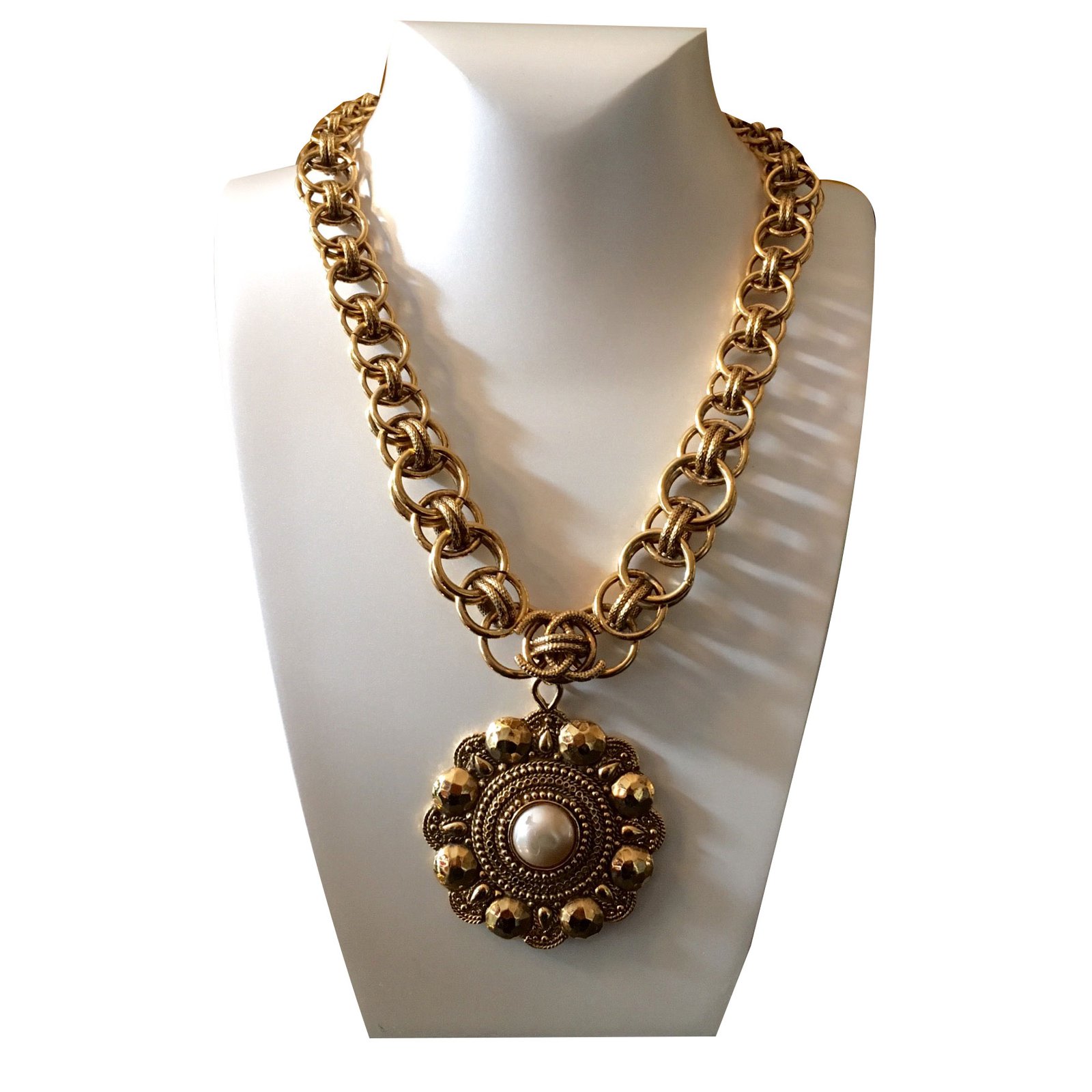 Chanel Vintage pearl pendant Golden Metal ref.25743 - Joli Closet