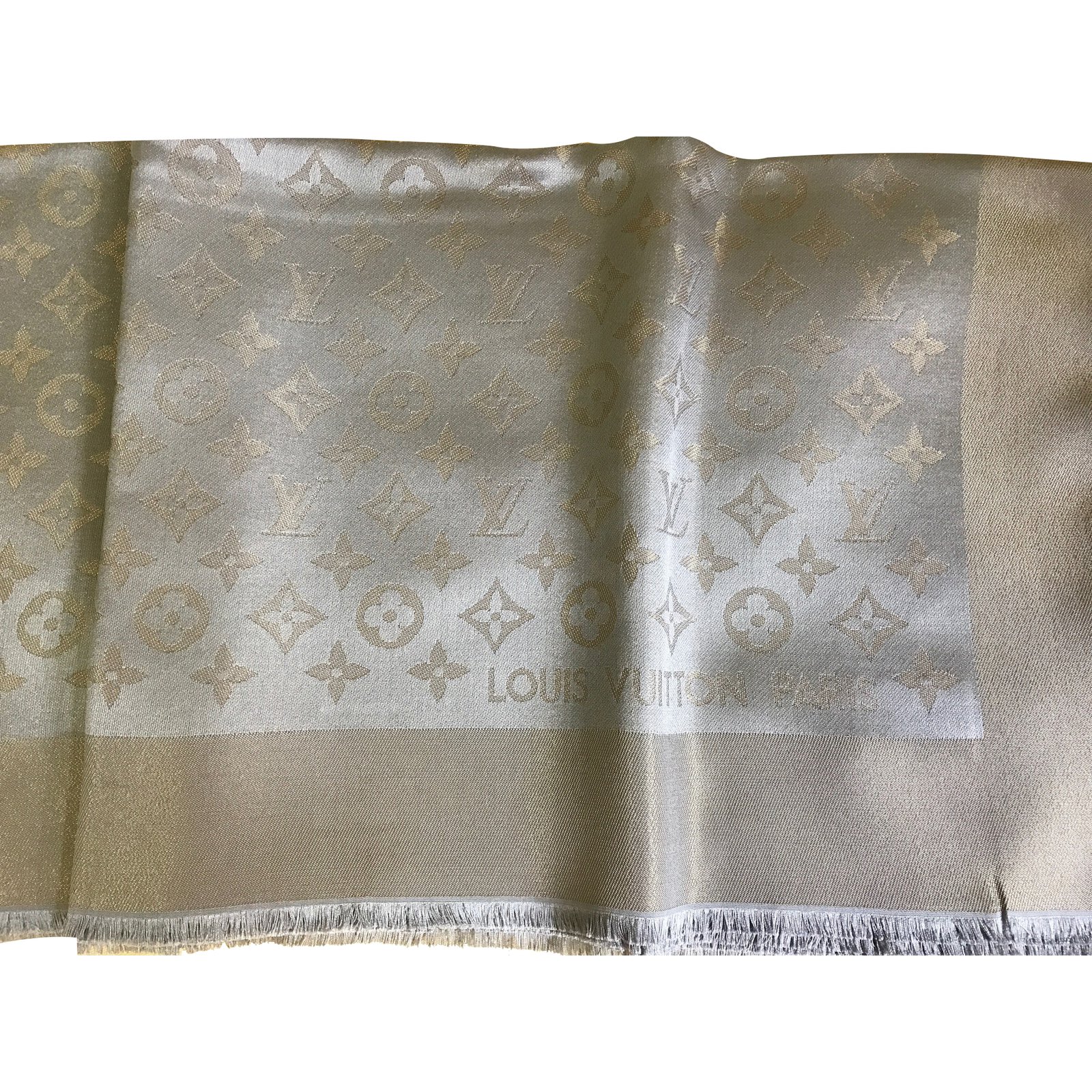 Louis Vuitton Scarf Beige Silk ref.36667 - Joli Closet