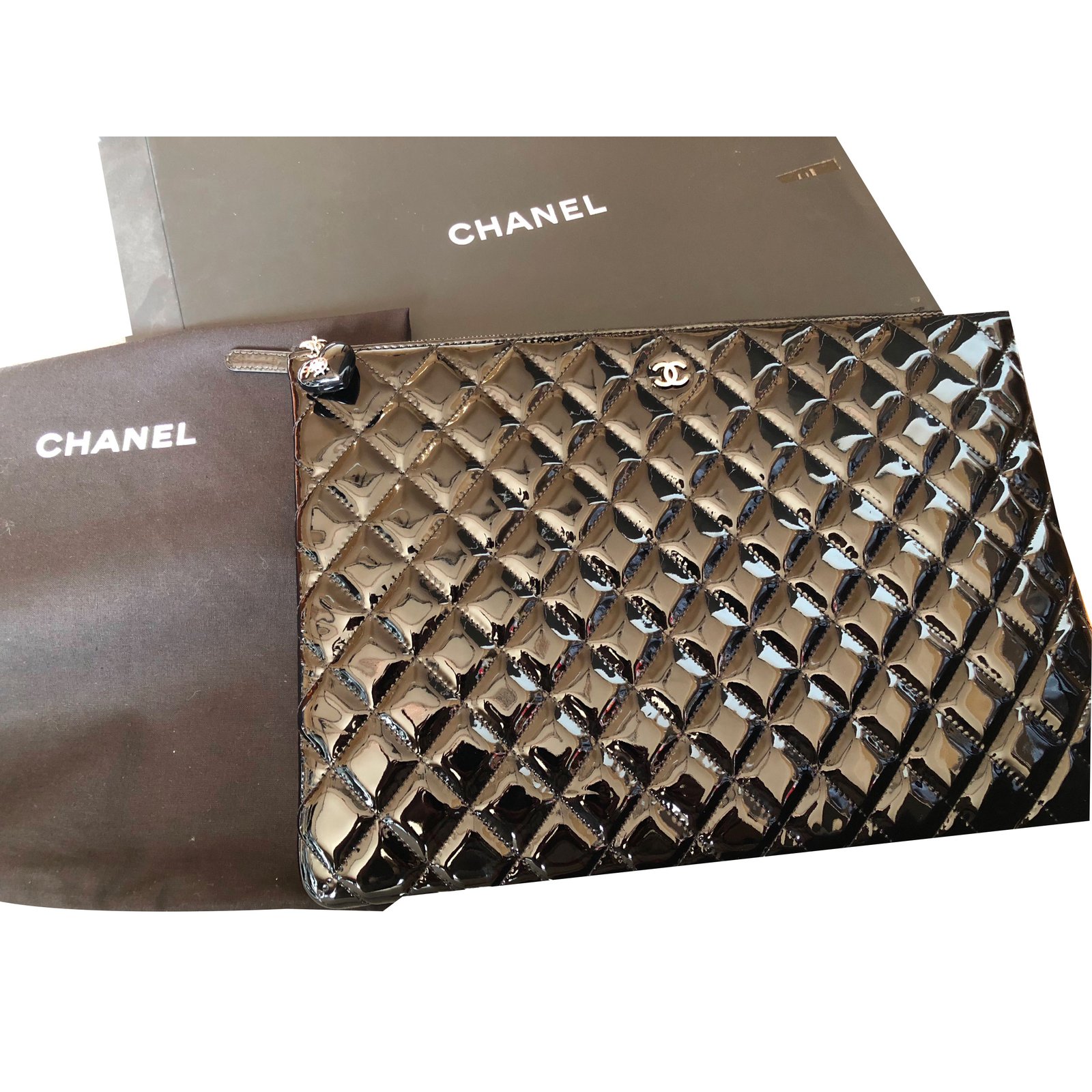 Chanel Clutch bags Black Patent leather ref.59542 - Joli Closet