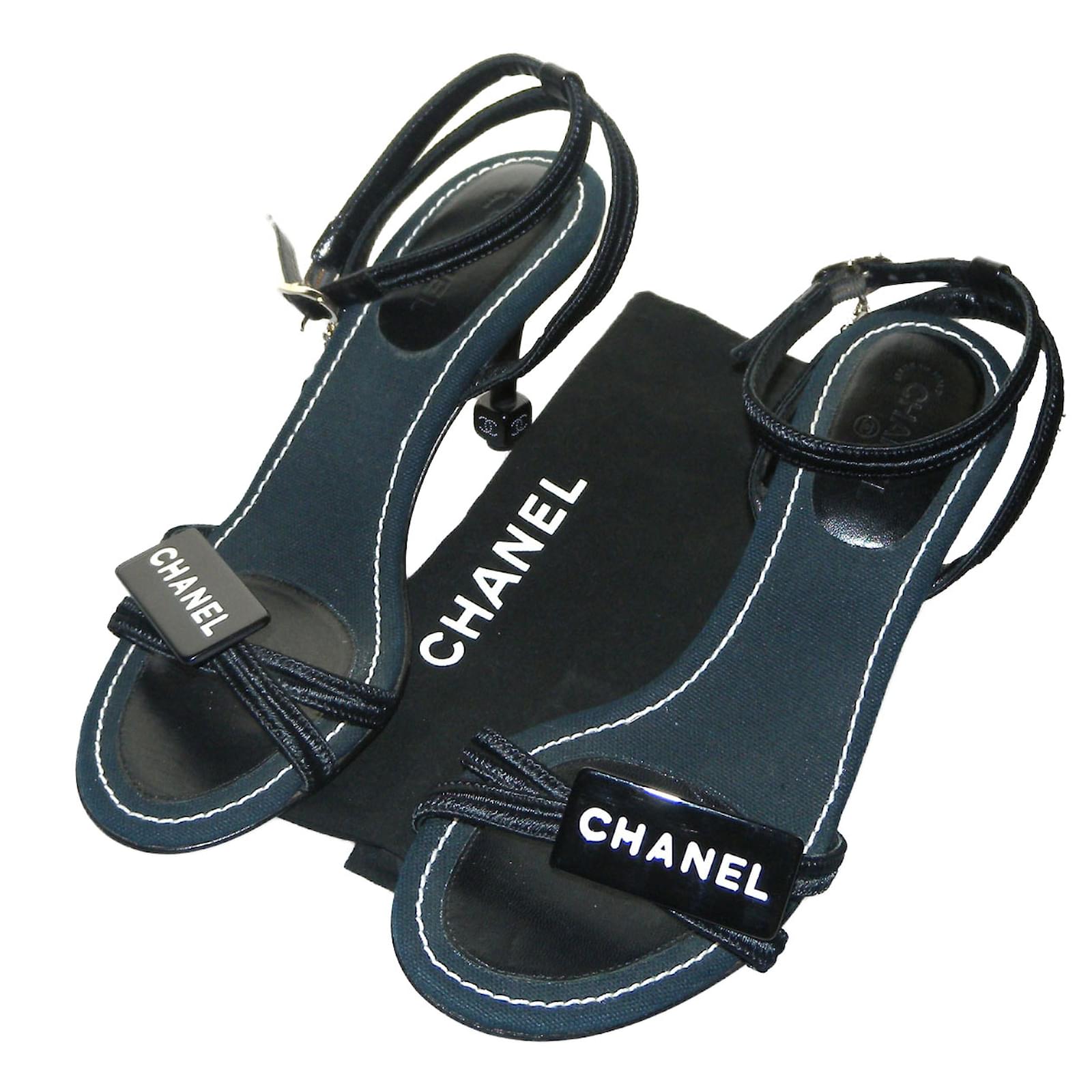 シャネル 靴 Chanel Sandals Black Navy blue Cloth ref.62273 - Joli Closet