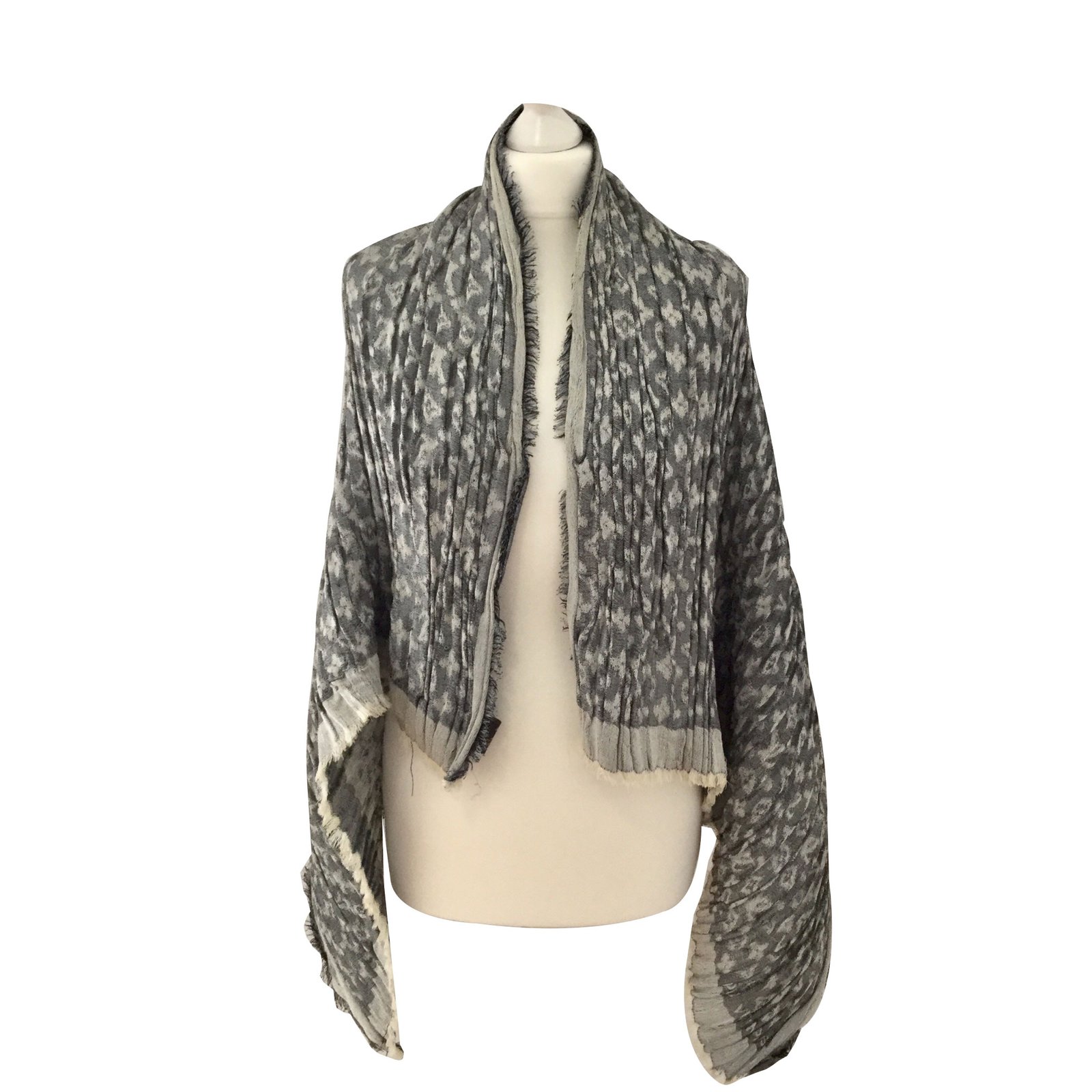 Louis Vuitton Scarves Grey Silk ref.67804 - Joli Closet