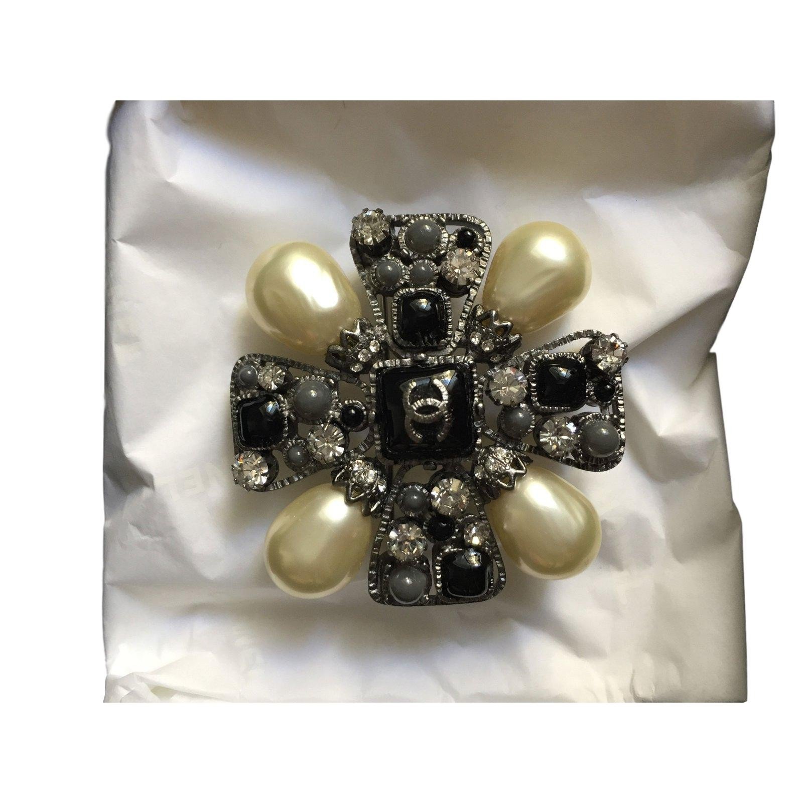 Chanel Pins & brooches Black Metal ref.80221 - Joli Closet