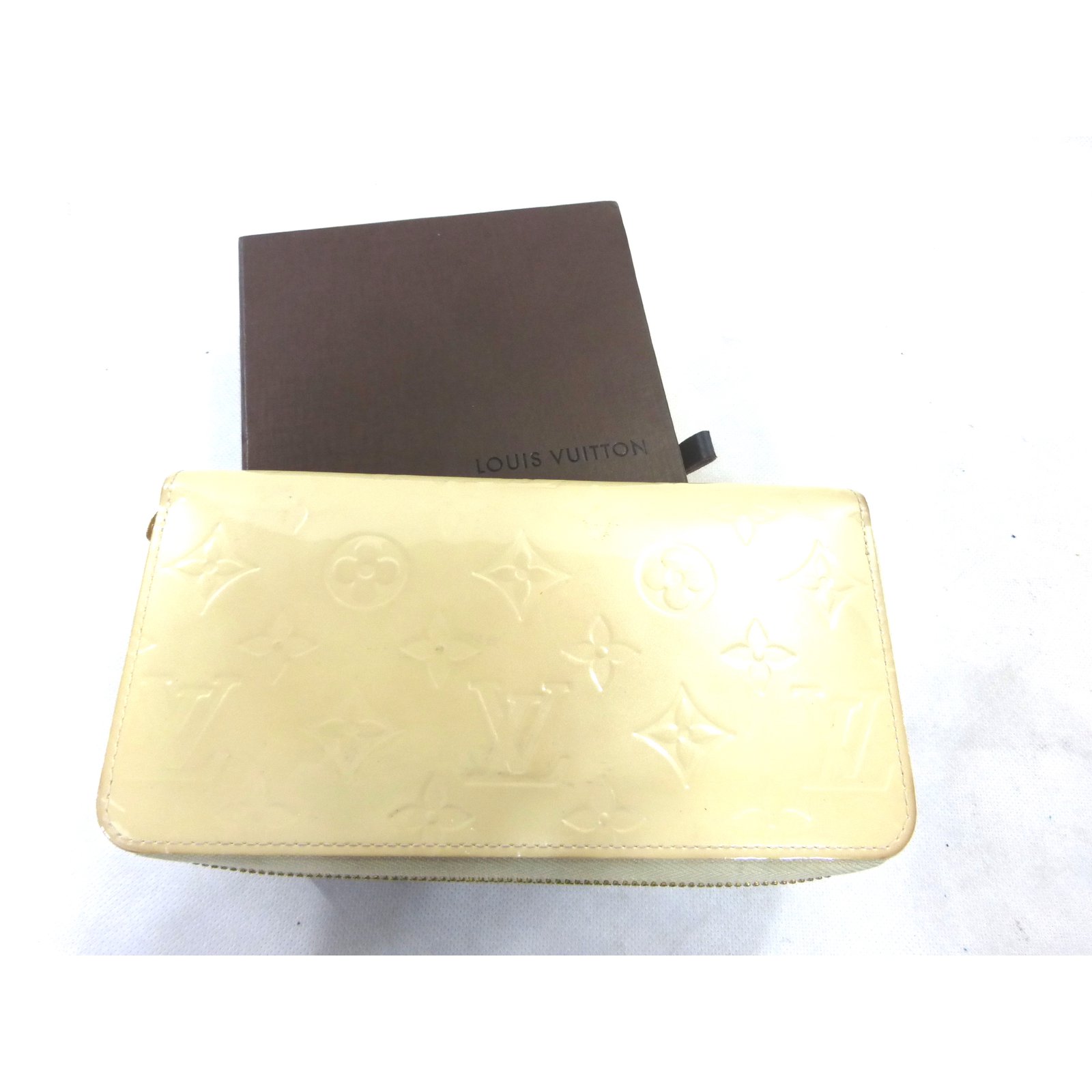 Zippy patent leather wallet Louis Vuitton Beige in Patent leather