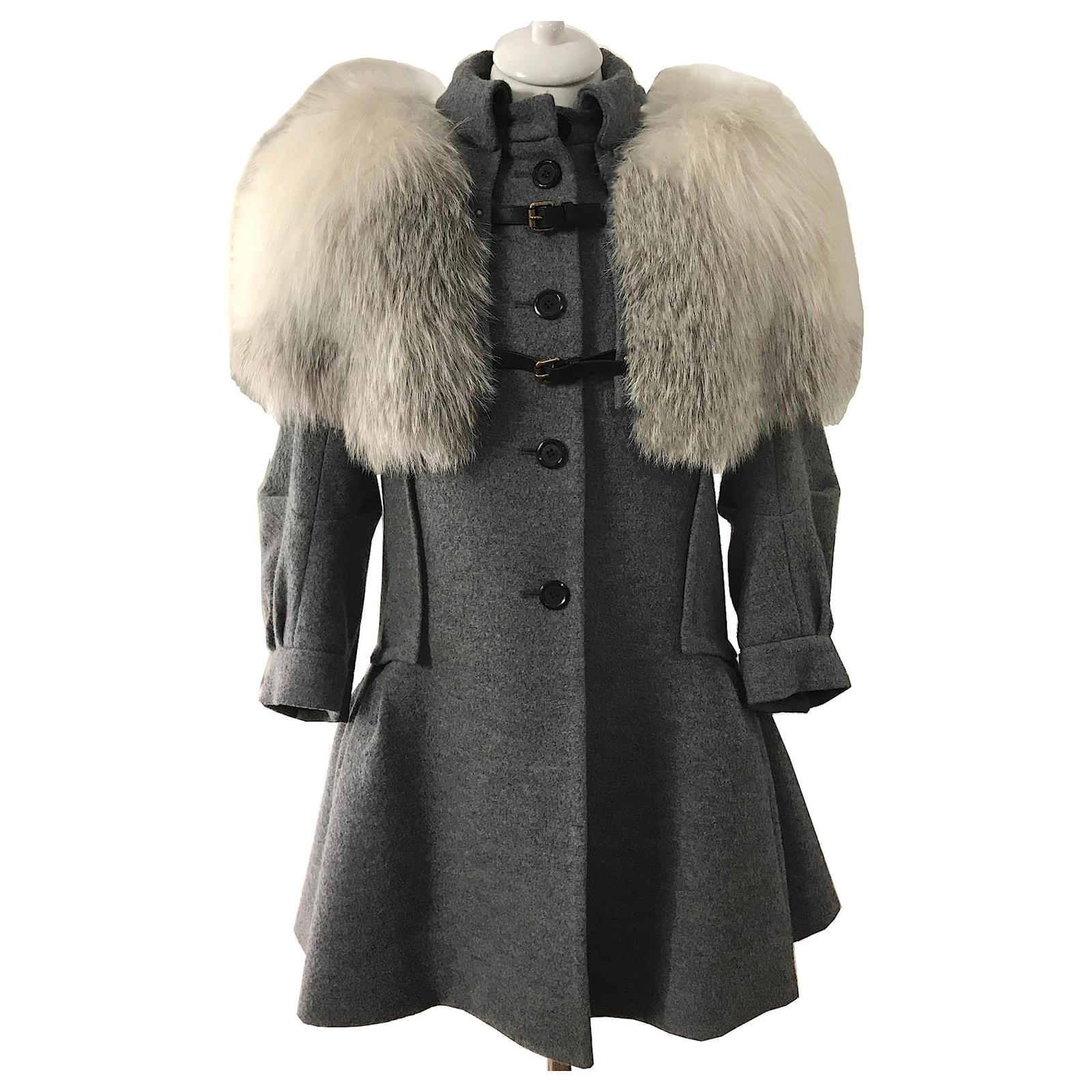 Louis Vuitton Wool coat white Fox fur capelet Coats, Outerwear Wool,Fur,Fox Grey ref.117120 ...