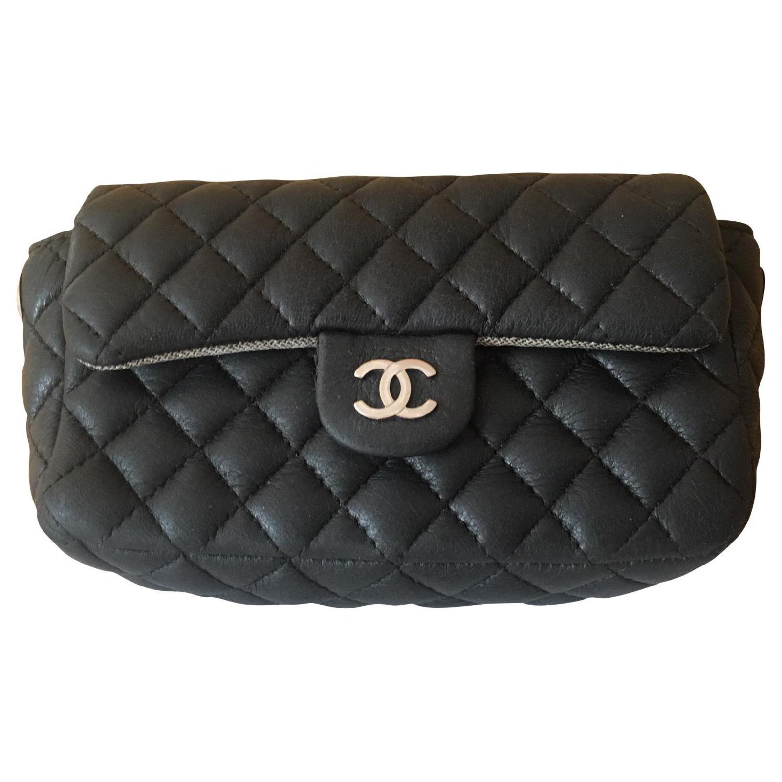 CHANEL Uniform. Petit SAC ceinture matelassé noir. Avec …