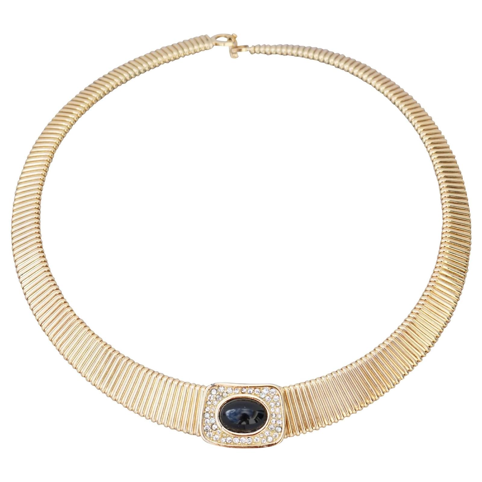 Collier à pendentif Trifari vintage : médaillon couronne en plaqué or, années 1970 - France