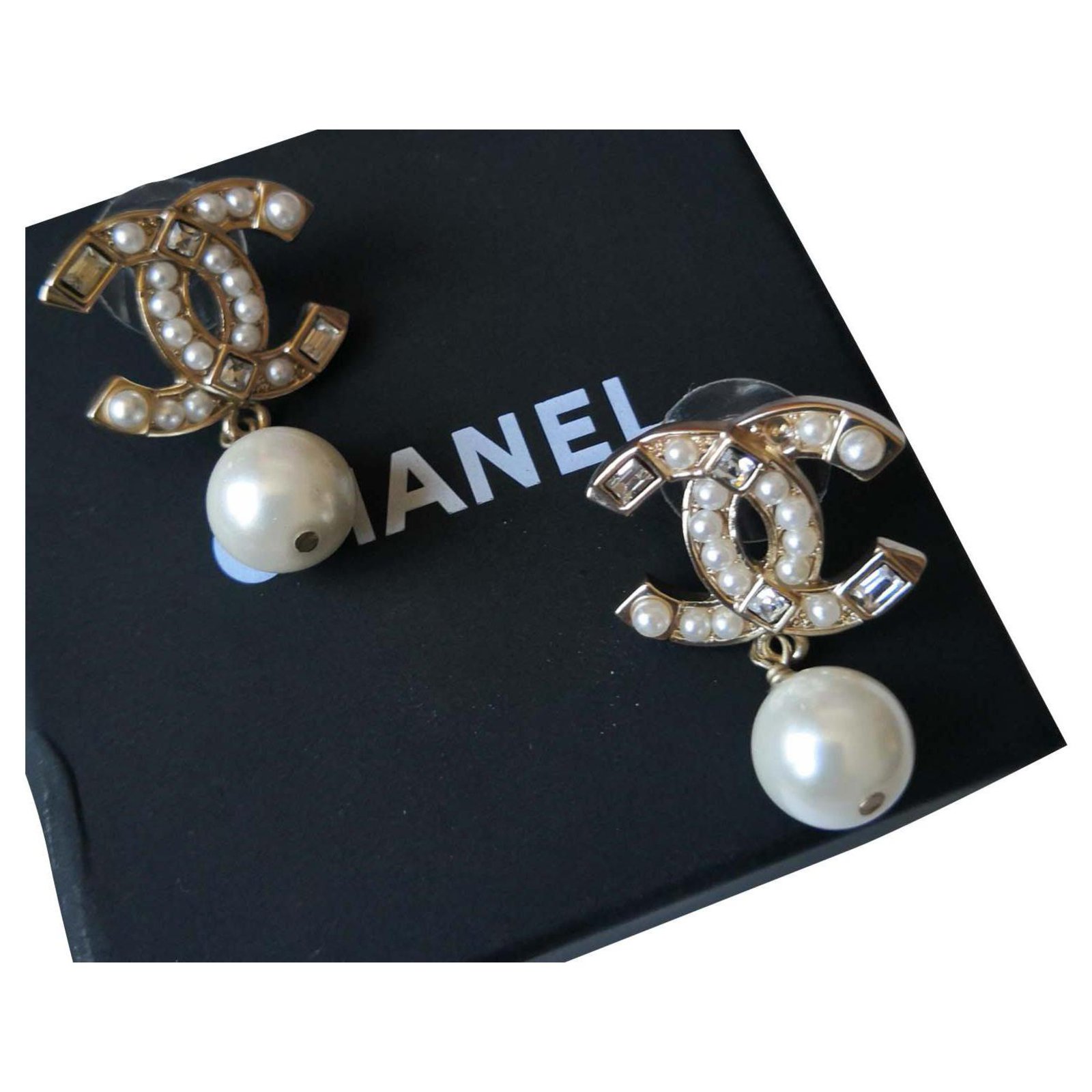Erhabene Chanel Ohrringe Silber Weiß Golden Stahl Perle ref.143483