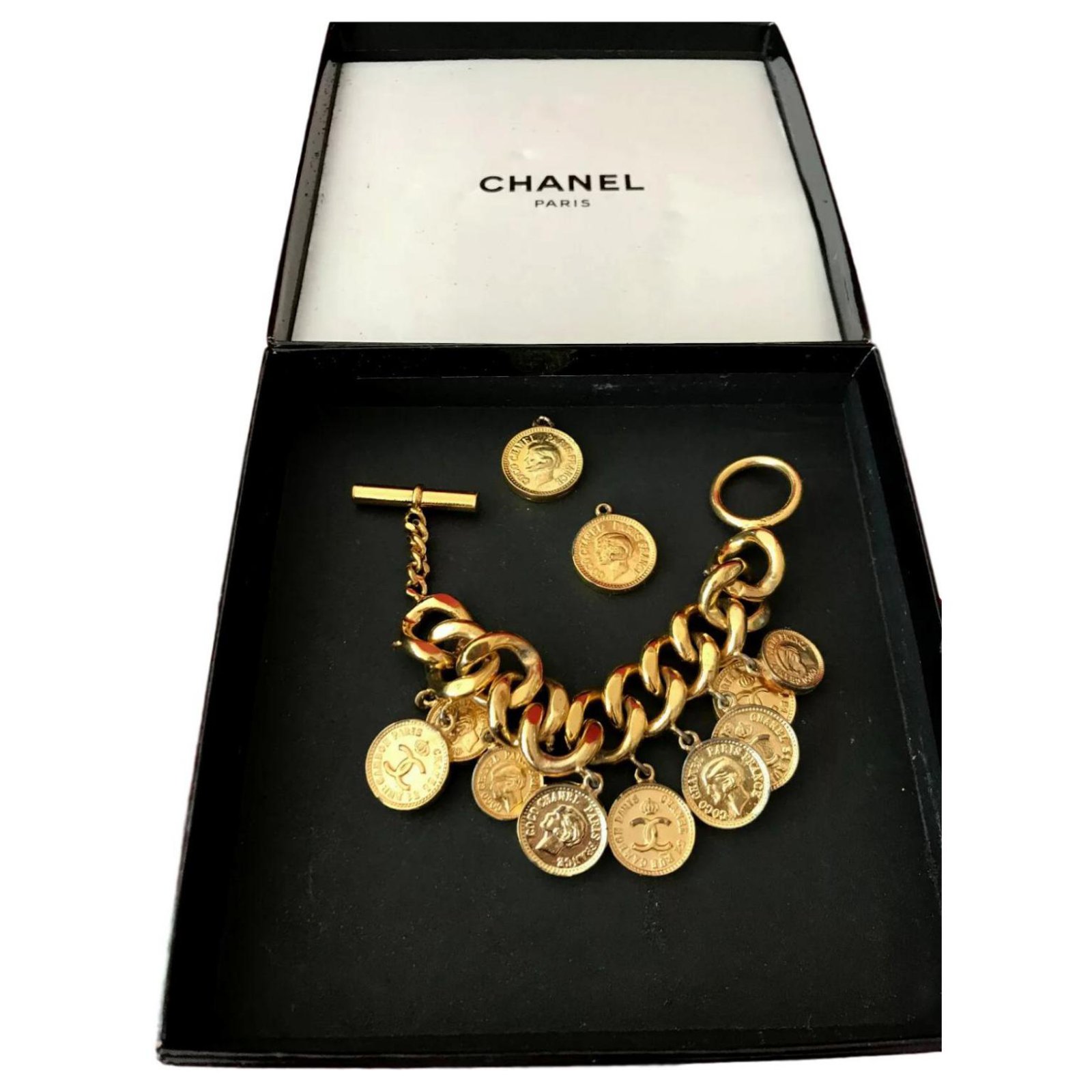 Chanel Manchette médaillon Doré ref.145550 - Joli Closet