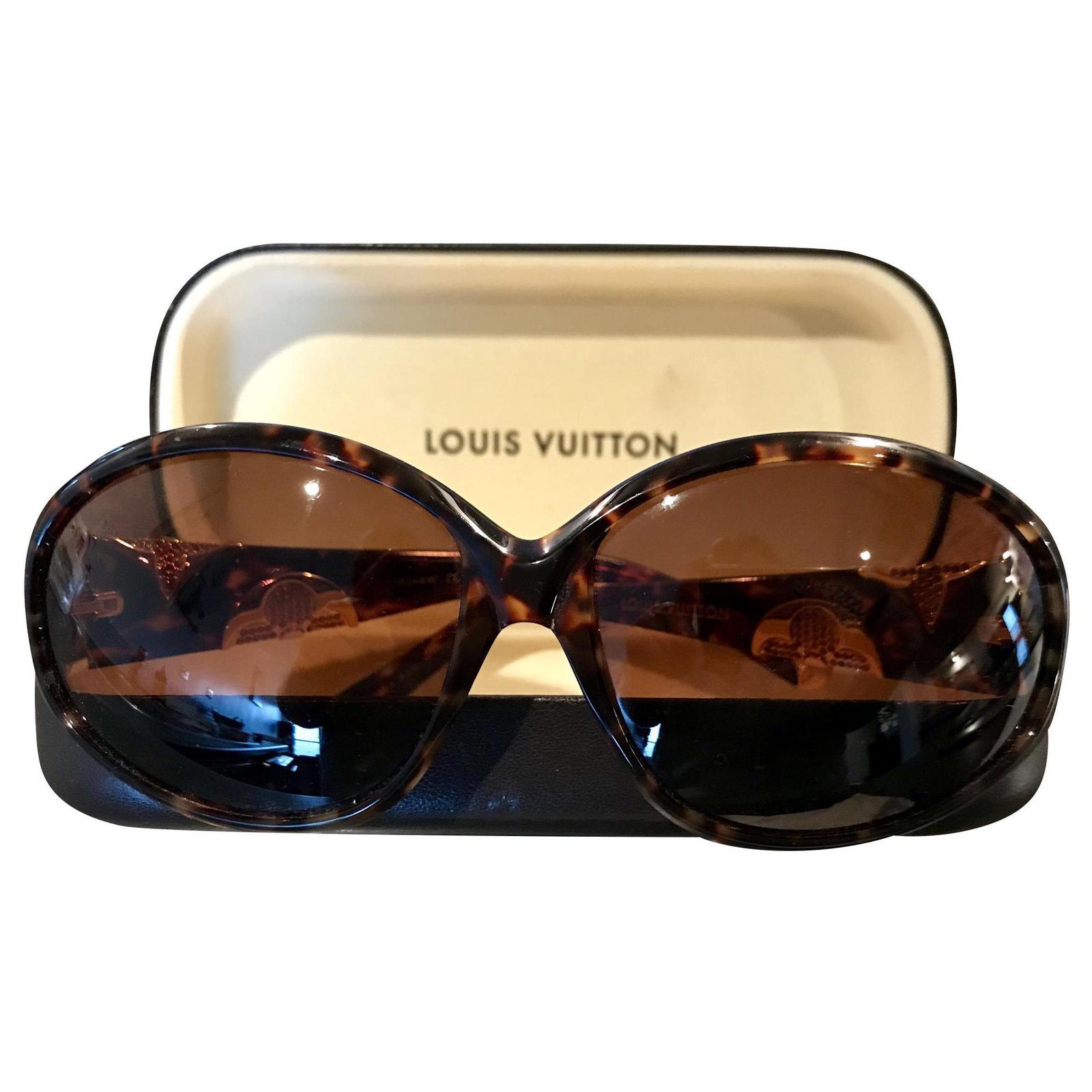 LOUIS VUITTON #35532 Brown Tortoise Oversized Frame Sunglasses – ALL YOUR  BLISS