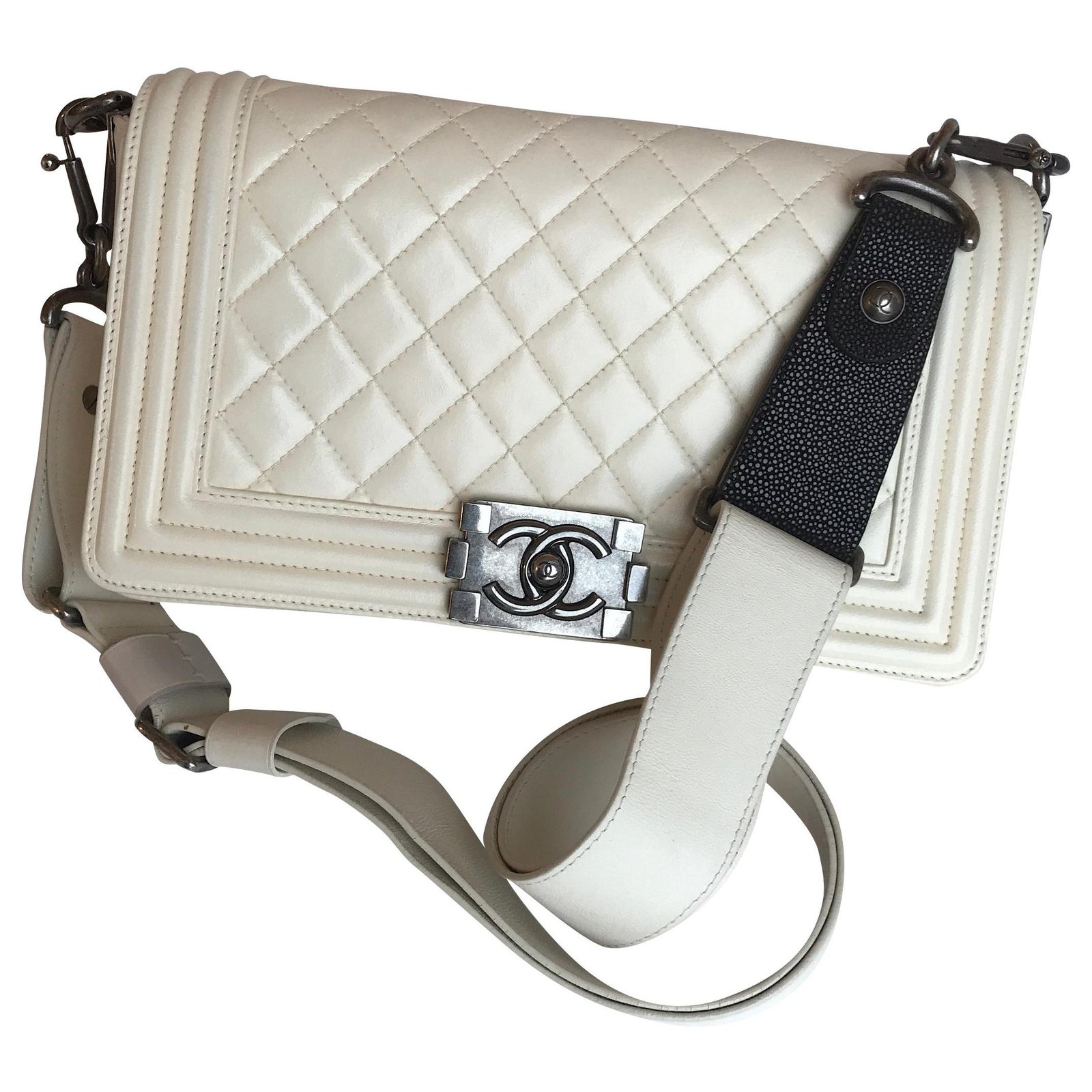 Chanel Medium Boy Galuchat wide strap Cream Leather ref.152983 - Joli Closet