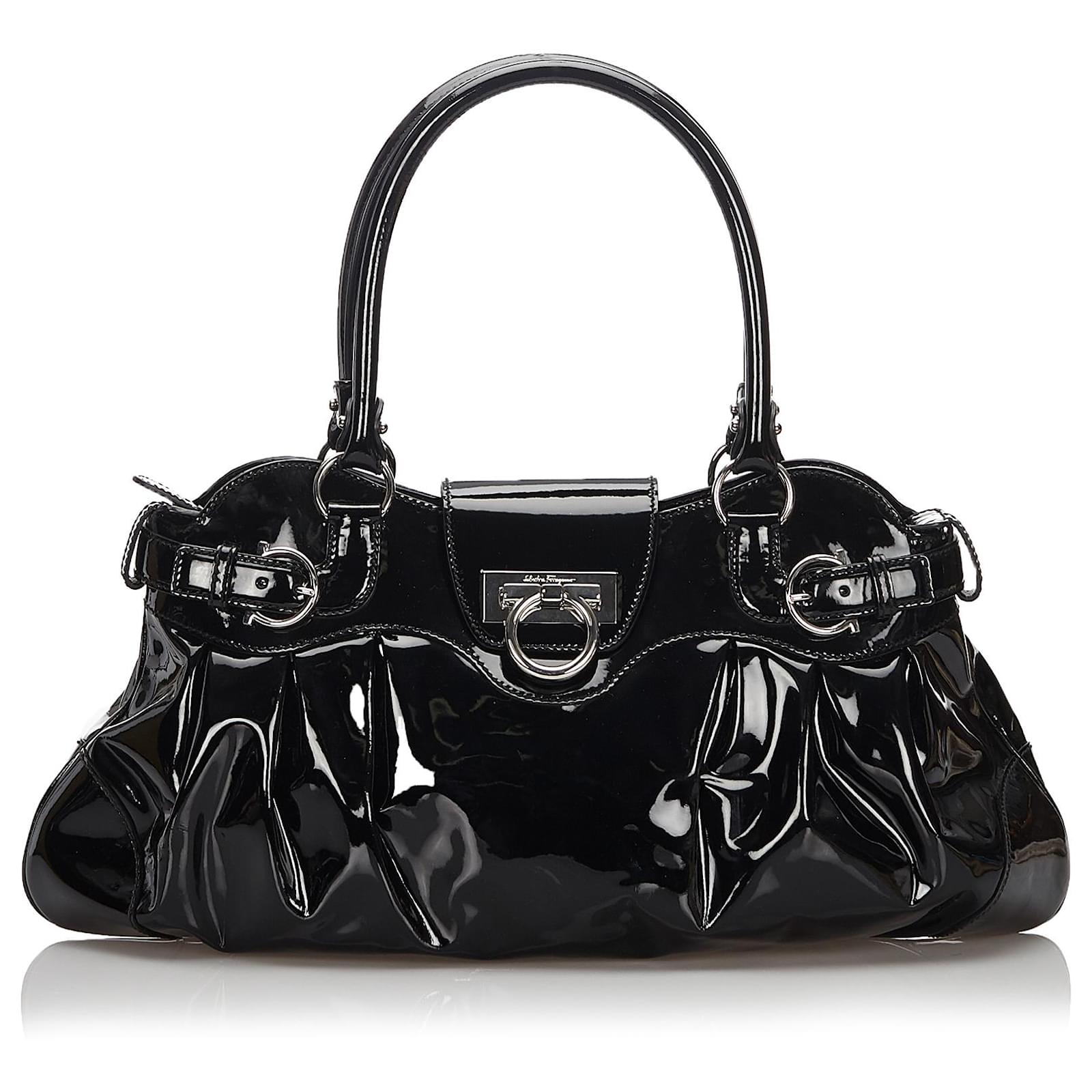 Salvatore Ferragamo Sac ?� bandouli?�re Ferragamo Marissa noir Cuir Cuir vernis ref.165468 - Joli 