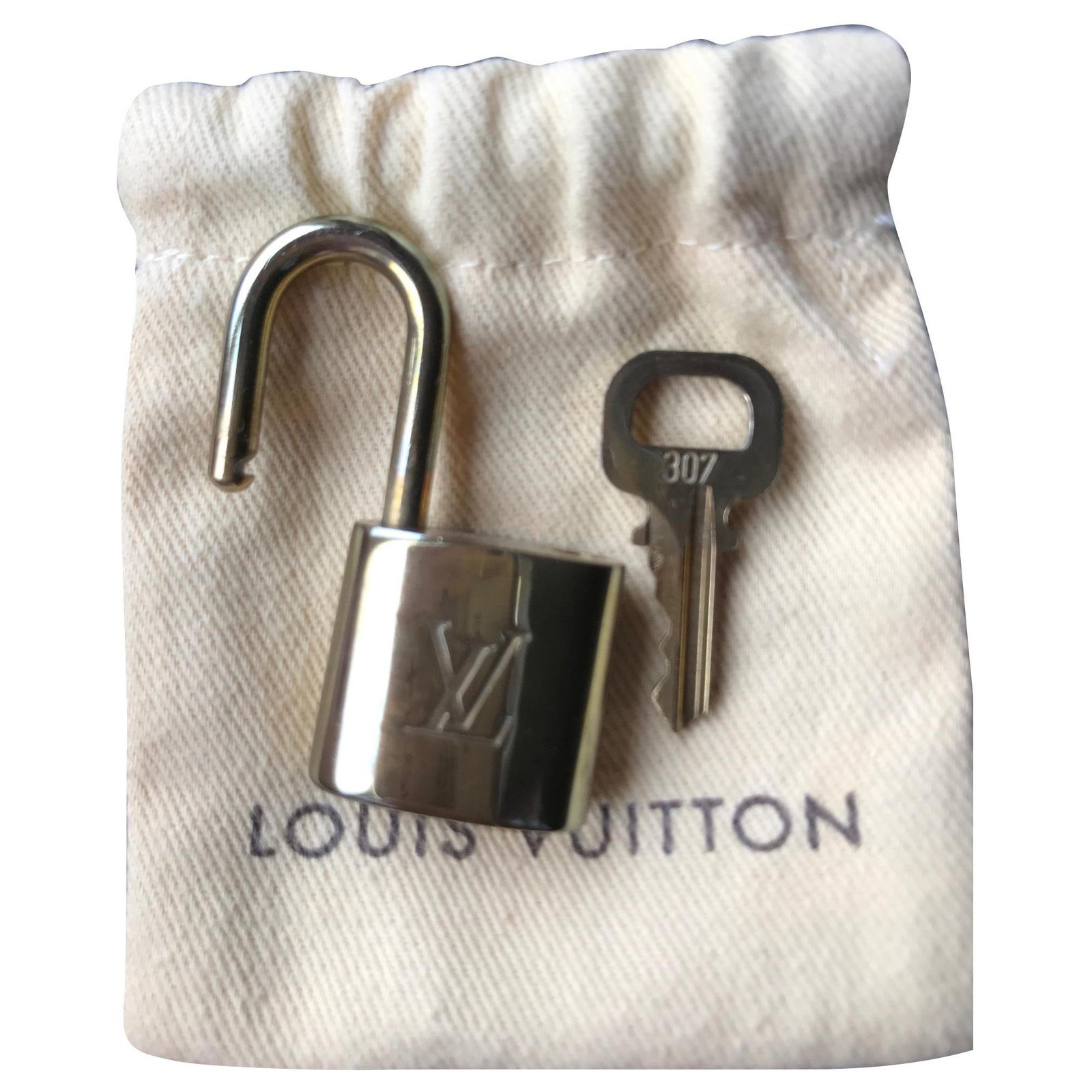 Louis Vuitton Lock with key 307 Golden Metal ref.172152 - Joli Closet